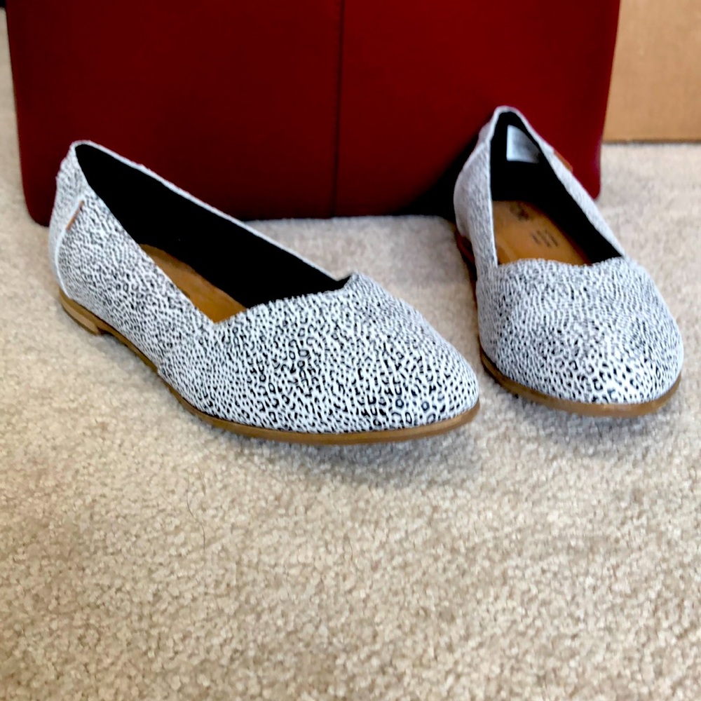 Toms snow leopard flats. NWOT